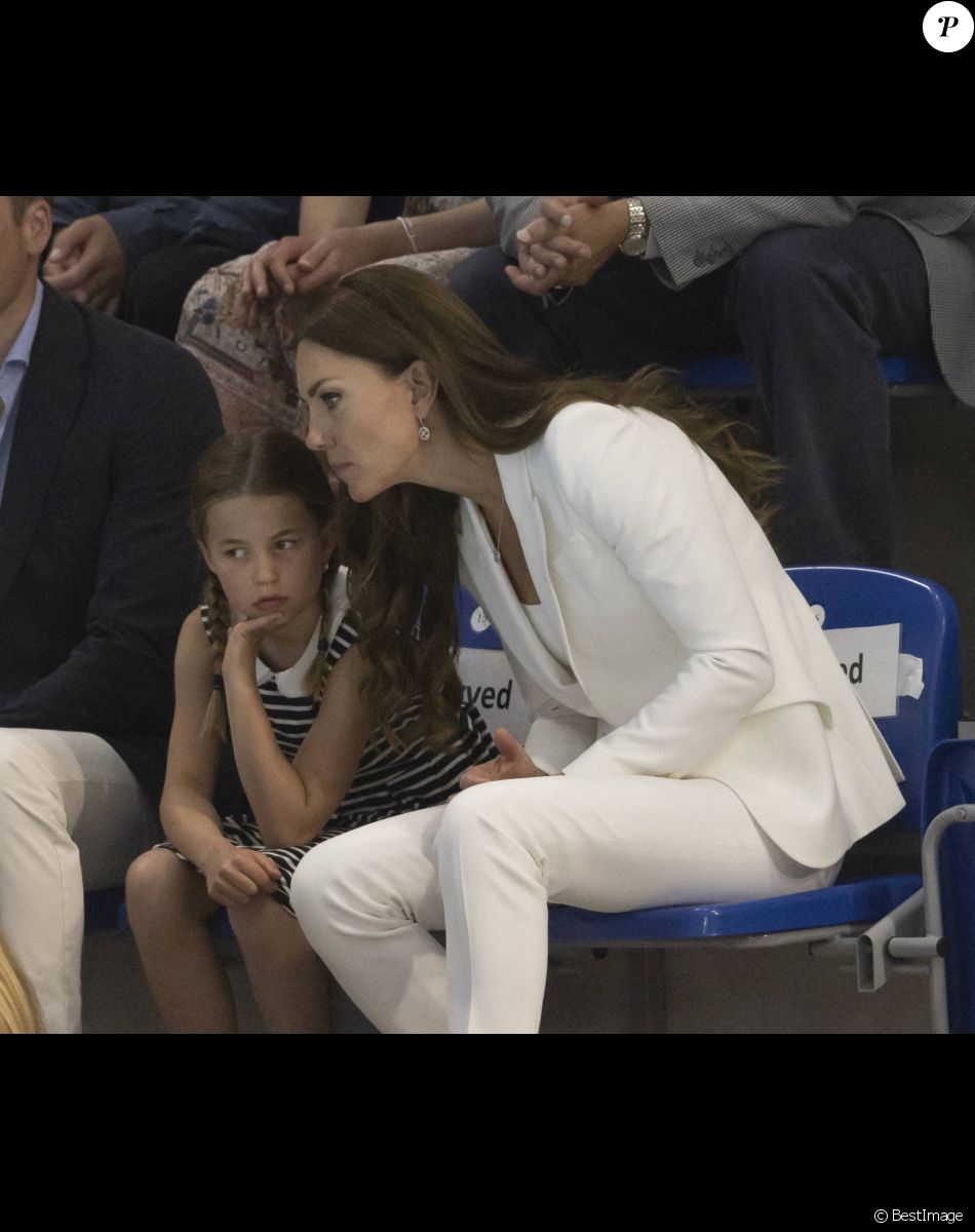 Le prince William, duc de Cambridge, et Catherine (Kate) Middleton, duchesse de Cambridge, avec la princesse Charlotte de Cambridge assistent au Jeux du Commonwealth au centre sportif de l'Université de Birmingham le 2 aout 2022.