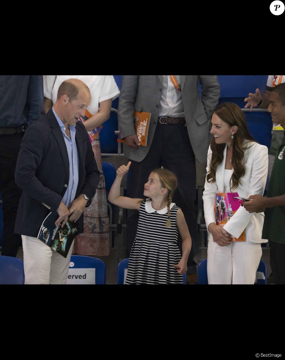Le prince William, duc de Cambridge, et Catherine (Kate) Middleton, duchesse de Cambridge, avec la princesse Charlotte de Cambridge assistent au Jeux du Commonwealth au centre sportif de l'Université de Birmingham le 2 aout 2022.