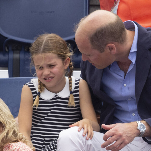 Le prince William, duc de Cambridge, et Catherine (Kate) Middleton, duchesse de Cambridge, avec la princesse Charlotte de Cambridge assistent au Jeux du Commonwealth au centre sportif de l'Université de Birmingham le 2 aout 2022.