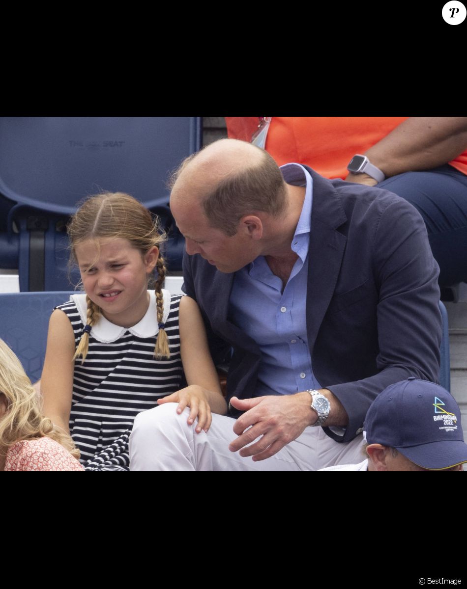 Le prince William, duc de Cambridge, et Catherine (Kate) Middleton, duchesse de Cambridge, avec la princesse Charlotte de Cambridge assistent au Jeux du Commonwealth au centre sportif de l'Université de Birmingham le 2 aout 2022.