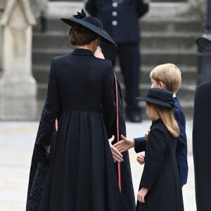 Catherine (Kate) Middleton, princesse de Galles (robe Alexander McQueen), Le prince George de Galles,La princesse Charlotte de Galles - Arrivées au service funéraire à l'Abbaye de Westminster pour les funérailles d'Etat de la reine Elizabeth II d'Angleterre. Le sermon est délivré par l'archevêque de Canterbury Justin Welby (chef spirituel de l'Eglise anglicane) au côté du doyen de Westminster David Hoyle. Londres, le 19 septembre 2022. 