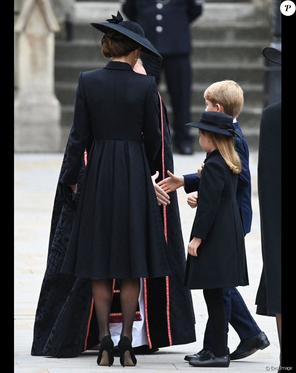 Catherine (Kate) Middleton, princesse de Galles (robe Alexander McQueen), Le prince George de Galles,La princesse Charlotte de Galles - Arrivées au service funéraire à l'Abbaye de Westminster pour les funérailles d'Etat de la reine Elizabeth II d'Angleterre. Le sermon est délivré par l'archevêque de Canterbury Justin Welby (chef spirituel de l'Eglise anglicane) au côté du doyen de Westminster David Hoyle. Londres, le 19 septembre 2022.