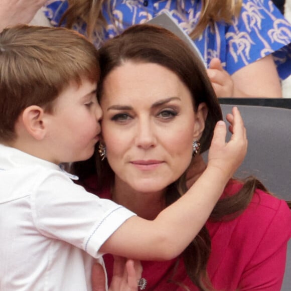 Catherine Kate Middleton, duchesse de Cambridge et le prince Louis - La famille royale regarde la grande parade qui clôture les festivités du jubilé de platine de la reine à Londres le 5 juin 2022. 