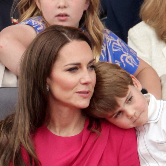 Kate Catherine Middleton, duchesse de Cambridge, le prince Louis - La famille royale d'Angleterre lors de la parade devant le palais de Buckingham, à l'occasion du jubilé de la reine d'Angleterre. Le 5 juin 2022 