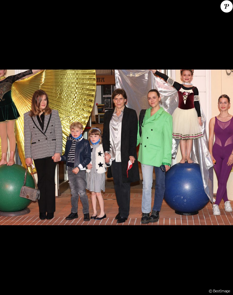 Camille Gottlieb, Le prince Jacques de Monaco, marquis des Baux, La princesse Gabriella de Monaco, comtesse de Carladès, La princesse Stéphanie de Monaco, Pauline Ducruet - La princesse Stéphanie de Monaco assiste, avec ses filles et ses neveux, au spectacle caritatif au profit des écoles de cirque ukrainiennes, donné par les élèves de l'école du cirque de Kiev, lors du Festival du cirque de Monte-Carlo au théâtre Princesse Grace, le 16 avril 2022.