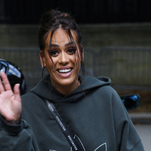 Amel Bent à la sortie de l'enregistrement de l'émission "Vivement Dimanche" qui sera diffusée le 19 juin 2022 au studio Gabriel à Paris, France, le 7 juin 2022. © Giancarlo Garassini/Bestimage