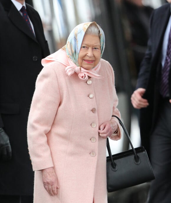 La reine Elisabeth II d'Angleterre arrive à la gare Kings Lynn pour se rendre à Sandringham House où elle passe les fêtes de fin d'année le 20 décembre 2019. © imago / Panoramic / Bestimage.