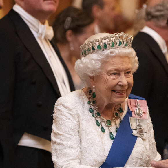 La reine Elisabeth II d'Angleterre reçoit les membres du corps diplomatique à Buckingham Palace, le 11 décembre 2019. 