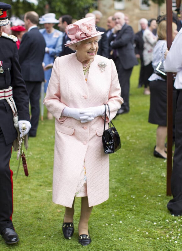 La reine Elisabeth II d'Angleterre en visite à Belfast en Irlande le 24 juin 2014. 