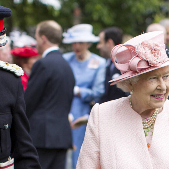 La reine Elisabeth II d'Angleterre en visite à Belfast en Irlande le 24 juin 2014. 