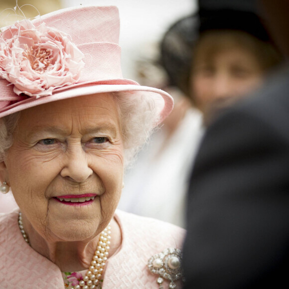 La reine Elisabeth II d'Angleterre en visite à Belfast en Irlande le 24 juin 2014. 