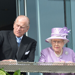 Le prince Philip, duc d'Édimbourg et La reine Elizabeth II au "Investec Derby" 2014 à Epsom, Surrey, Angleterre, le 8 juin 2014 