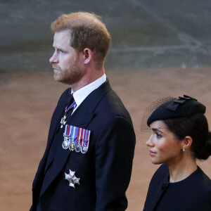 Le prince Harry, duc de Sussex, Meghan Markle, duchesse de Sussex - Intérieur - Procession cérémonielle du cercueil de la reine Elisabeth II du palais de Buckingham à Westminster Hall à Londres. Le 14 septembre 2022 