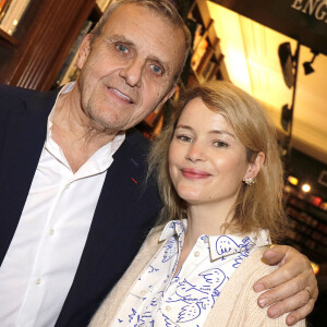 Exclusif - Jean-Charles de Castelbajac et sa femme Pauline de Drouas - Jean-Charles de Castelbajac dédicace son livre "Dessins tout terrain" chez Flammarion à Paris le 19 décembre 2021. © Cédric Perrin / Bestimage 