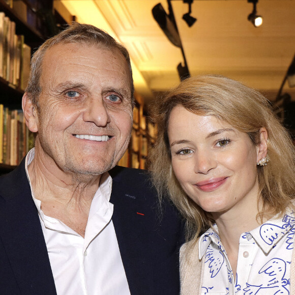 Exclusif - Jean-Charles de Castelbajac et sa femme Pauline de Drouas - Jean-Charles de Castelbajac dédicace son livre "Dessins tout terrain" chez Flammarion à Paris le 19 décembre 2021. © Cédric Perrin / Bestimage 