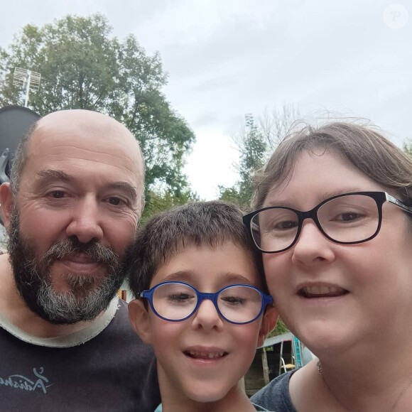 Stéphanie et Didier de "L'amour est dans le pré" avec leur fils Esteban