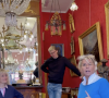 Stan (Star Academy) dans la boutique de brocantes de sa mère Sandrine au Marché Biron et en compagnie de Caroline Margeridon (Affaire conclue) - Instagram