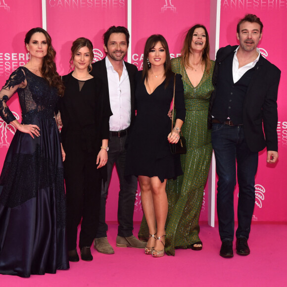 Carole Dechantre, Charlotte Marzo, Sébastien Roch, Elsa Esnoult, Laly Meignan et Patrick Puydebat de la série "Les mystères de l'amour" au photocall du deuxième jour de la 2ème édition du "Canneseries" au palais des Festivals à Cannes, France. © Bruno Bébert/Bestimage