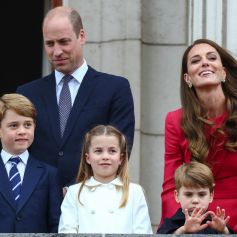 Info - Kate et William quittent le palais de Kensington pour s'installer au cottage Adelaide plus proche d'Elizabeth II - le prince William, duc de Cambridge, Catherine Kate Middleton, duchesse de Cambridge et leurs enfants le prince George, la princesse Charlotte et le prince Louis - La famille royale au balcon du palais de Buckingham lors de la parade de clôture de festivités du jubilé de la reine à Londres le 5 juin 2022.