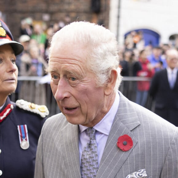 Un manifestant, maîtrisé par la police, a tenté de jeter des oeufs sur le roi Charles III d'Angleterre et Camilla Parker Bowles, reine consort d'Angleterre, à York. 