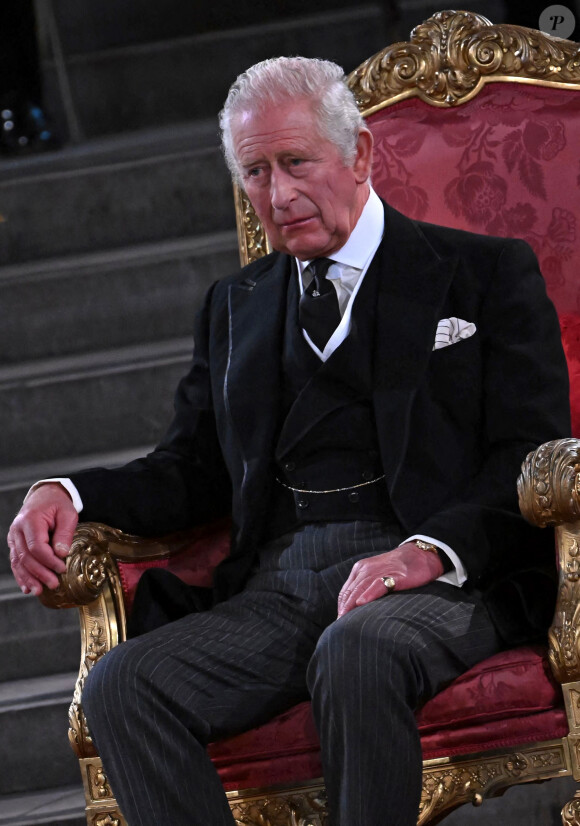 Le roi Charles III d'Angleterre - Les deux Chambres du Parlement se réunissent pour une cérémonie de condoléances à Westminster Hall à Londres, suite au décès de la reine Elisabeth II d'Angleterre.