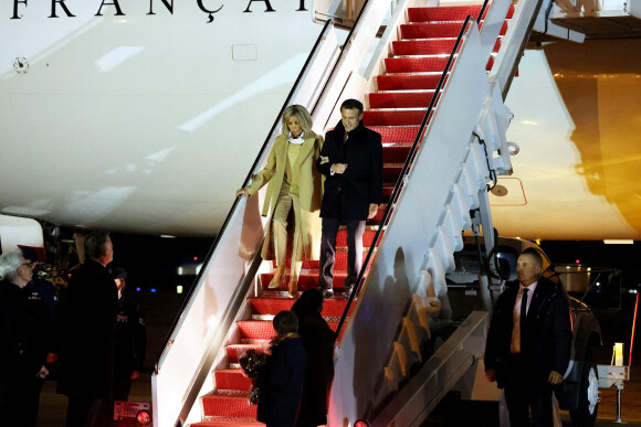 Le président Emmnanuel Macron et sa femme Brigitte arrivant aux Etats-Unis à la base d'Andrews, dans le Maryland le 30 novembre 2022. Ils sont attendus par Joe et Jill Biden à la Maison-Blanche