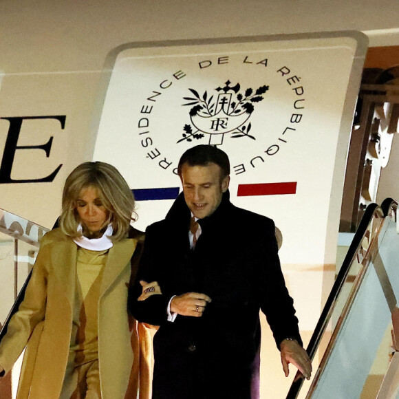 Le président Emmnanuel Macron et sa femme Brigitte arrivant aux Etats-Unis à la base d'Andrews, dans le Maryland le 30 novembre 2022