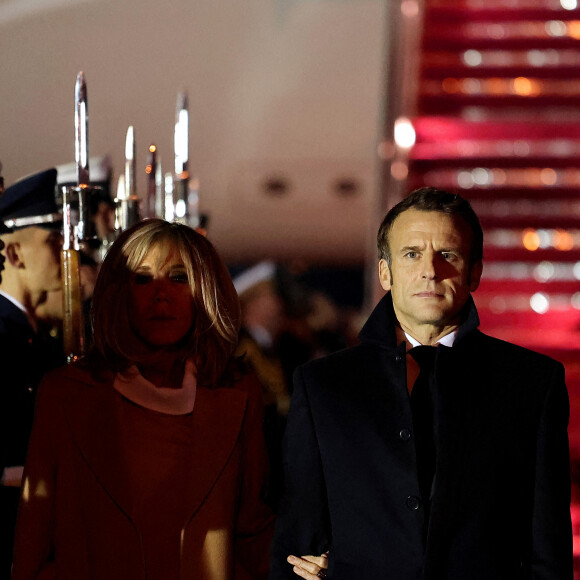 Le président Emmnanuel Macron et sa femme Brigitte arrivant aux Etats-Unis à la base d'Andrews, dans le Maryland le 30 novembre 2022 : un planning chargé les attend