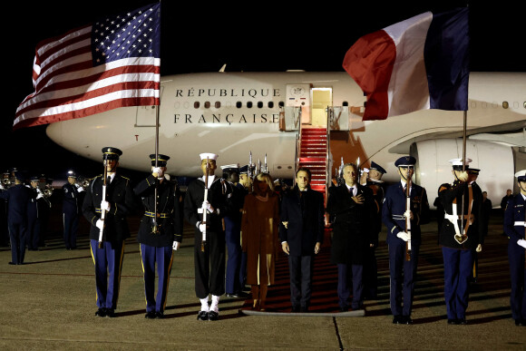 Le président Emmnanuel Macron et sa femme Brigitte arrivant aux Etats-Unis à la base d'Andrews, dans le Maryland le 30 novembre 2022