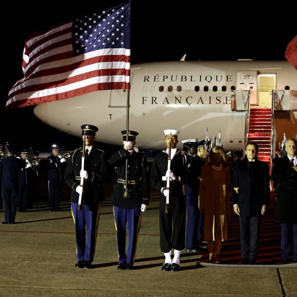 Le président Emmnanuel Macron et sa femme Brigitte arrivant aux Etats-Unis à la base d'Andrews, dans le Maryland le 30 novembre 2022