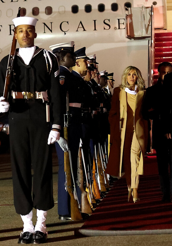 Le président Emmnanuel Macron et sa femme Brigitte arrivant aux Etats-Unis à la base d'Andrews, dans le Maryland le 30 novembre 2022
