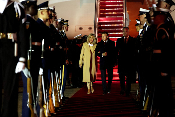 Le président Emmnanuel Macron et sa femme Brigitte arrivant aux Etats-Unis à la base d'Andrews, dans le Maryland le 30 novembre 2022. Leur première visite depuis celle de 2018