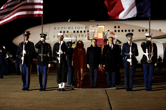 Le président Emmnanuel Macron et sa femme Brigitte arrivant aux Etats-Unis à la base d'Andrews, dans le Maryland le 30 novembre 2022 pour se rendre à la Maison-Blanche auprès de Joe Biden
