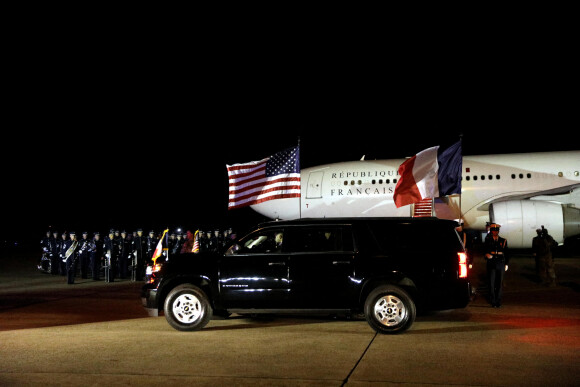 Le président Emmnanuel Macron et sa femme Brigitte arrivant aux Etats-Unis à la base d'Andrews, dans le Maryland le 30 novembre 2022