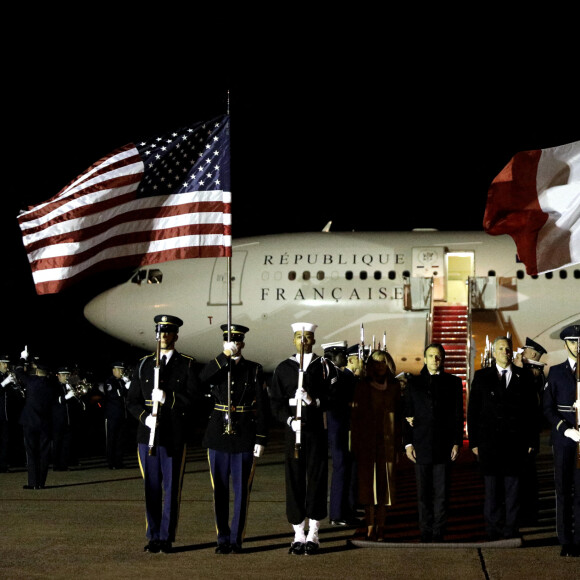 Le président Emmnanuel Macron et sa femme Brigitte arrivant aux Etats-Unis à la base d'Andrews, dans le Maryland le 30 novembre 2022