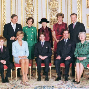 Harry, la princesse Diana, le prince William, Charles et Elizabeth II (En bas de gauche à droite). Le roi Constantin, Lady Susan Hussey, Alexandra, duchesse de Westminster, Lord Romsey (en haut de droite à gauche) lors de la confirmation du prince William le 10 mars 1993
