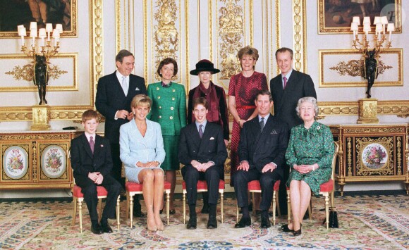 Harry, la princesse Diana, le prince William, Charles et Elizabeth II (En bas de gauche à droite). Le roi Constantin, Lady Susan Hussey, Alexandra, duchesse de Westminster, Lord Romsey (en haut de droite à gauche) lors de la confirmation du prince William le 10 mars 1993