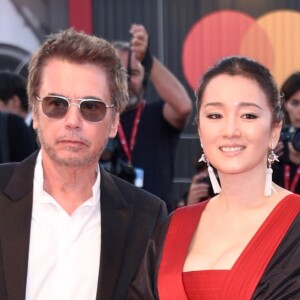 Jean-Michel Jarre et sa compagne Gong Li Jarre à la première du film "Saturday Fiction (Lan xin da ju yuan)" lors de la cérémonie d'ouverture du 76e festival du film de Venise, la Mostra, sur le Lido de Venise, Italie, le 4 septembre 2019.