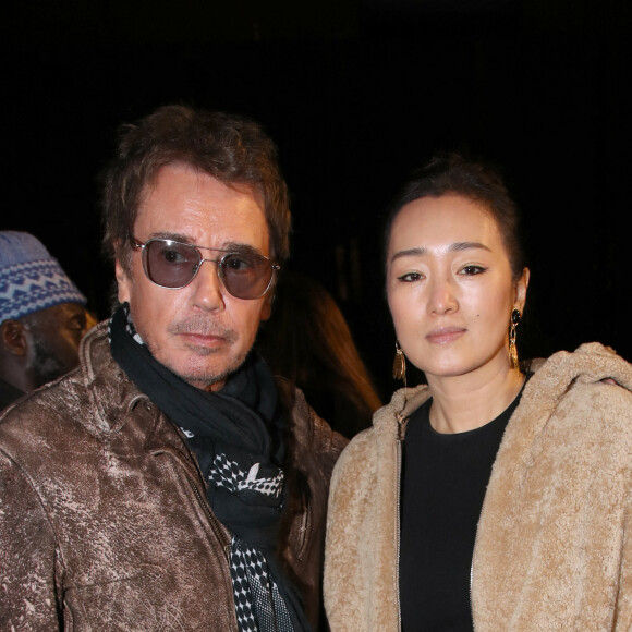 Gong Li et son compagnon Jean-Michel Jarre - Défilé de mode L’Oréal, Prêt-à-porter Printemps / Eté 2023, à l’Ecole Militaire, dans le cadre de la Fashion Week de Paris, France, le 02 Octobre 2022. © Bertrand Rindoff / Bestimage  Celebs attend the L’Oréal Womenswear Spring / Summer 2023 show as part of Paris Fashion Week on October 02, 2022 in Paris, France 