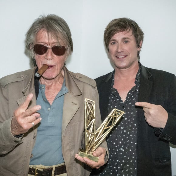 Exclusif - Jacques Dutronc avec son fils Thomas Dutronc en backstage lors la 37e cérémonie des Victoires de la musique à la Seine musicale de Boulogne-Billancourt. © Cyril Moreau / Tiziano Da Silva / Bestimage