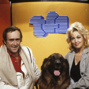 Archives - En France, à Paris, sur le plateau de l'émission "Tournez Manège", Marc Simennon, sa femme Mylène Demongeot et leur chien. Le 10 novembre 1986. © Bernard Leguay via Bestimage