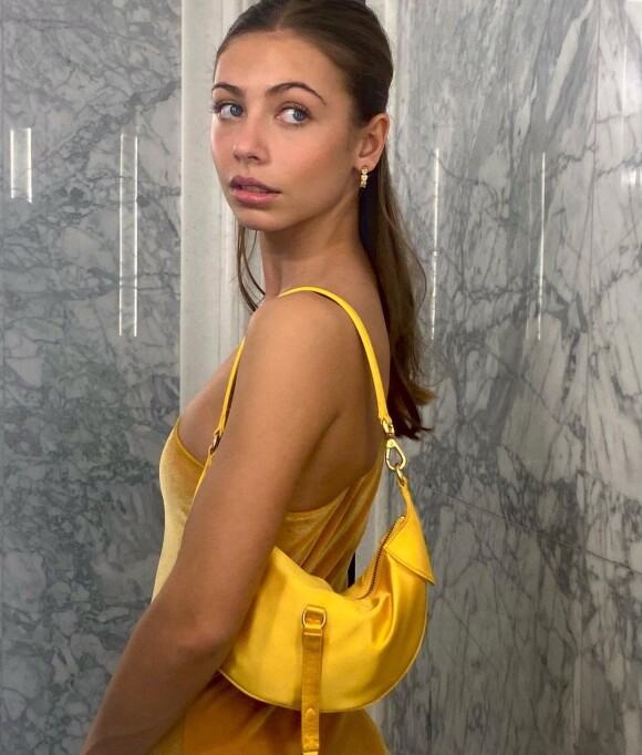 Stella Belmondo, 19 ans et beauté de velours. Elle fait sensation sur Instagram ce 1er décembre 2022