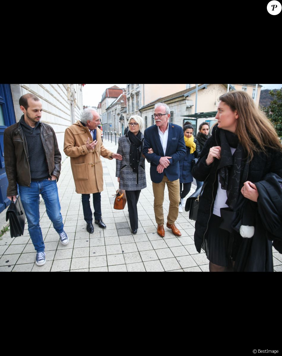 Les parents d'Alexia, Isabelle et Jean Pierre Fouillot avec la soeur d'Alexia Stéphanie et son mari Grégory Gay quittent le bureau du juge d'instruction après une confrontation avec Jonathann à Besançon le 7 décembre 2018.