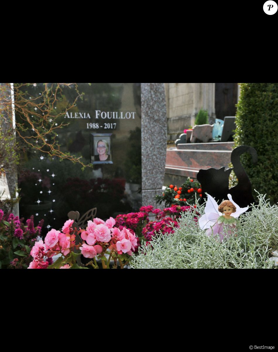 La tombe d'Alexia Daval née Fouillot au cimetière de Gray-la-Ville en marge du procès Daval. Son mari comparait pour son meurtre, son nom d’épouse a été remplacé par son nom de jeune fille. Gray-la-Ville le 19 novembre 2020. © Bruno Grandjean / Panoramic / Bestimage