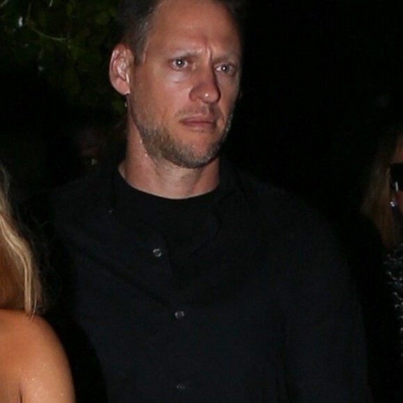 Kim Kardashian et sa soeur Khloe sortent d'un dîner à Miami pour se rendre à une fête privée chez K.Kloss le 1er décembre 2022 