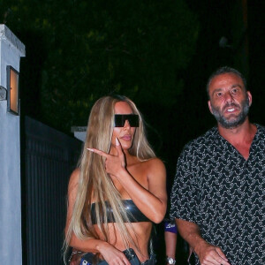 Kim Kardashian et sa soeur Khloe sortent d'un dîner à Miami pour se rendre à une fête privée chez K.Kloss le 1er décembre 2022 