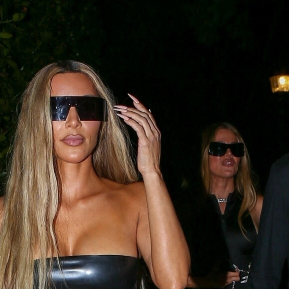 Kim Kardashian et sa soeur Khloe sortent d'un dîner à Miami pour se rendre à une fête privée chez K.Kloss le 1er décembre 2022 