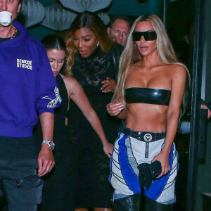 Serena Williams - Kim Kardashian et sa soeur Khloe sortent d'un dîner à Miami pour se rendre à une fête privée chez K.Kloss le 1er décembre 2022 