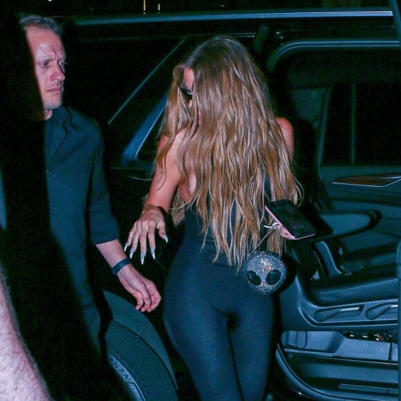 Kim Kardashian et sa soeur Khloe se retrouvent pour dîner au restaurant Gekko à Miami le 1er décembre 2022. 