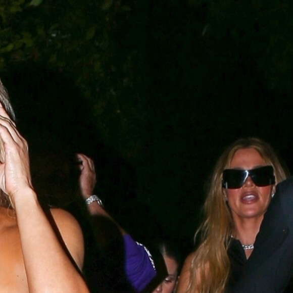 Kim Kardashian et sa soeur Khloe sortent d'un dîner à Miami pour se rendre à une fête privée chez K.Kloss le 1er décembre 2022 